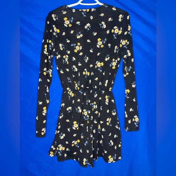 Floral v-neck jumpsuit in good condition. (Worn: 3+) - Picture 2 of 3